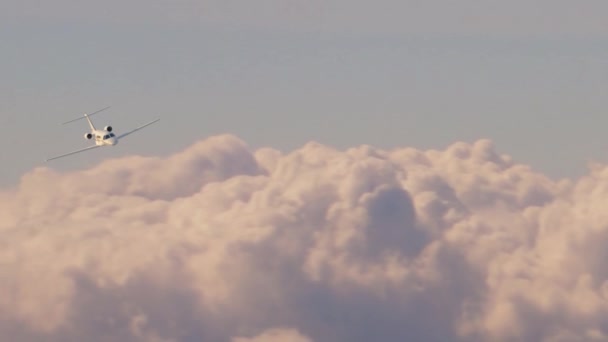 Vista aérea de charter jet privado volando sobre nubes blancas en la puesta del sol, 3d render
 - Metraje, vídeo