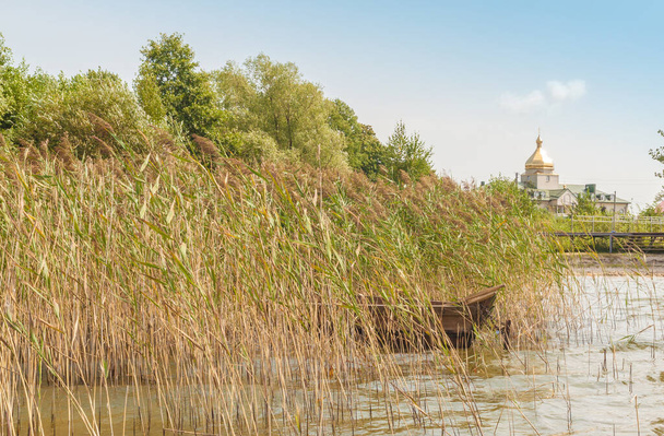 Vanha vene järvellä Svitiaz (Shatsky järvet) aurinkoisena päivänä - Valokuva, kuva
