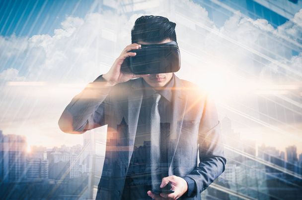 asiatico uomo d'affari indossa occhiali virtuali su sfondo futuristico, concetto di innovazione
  - Foto, immagini