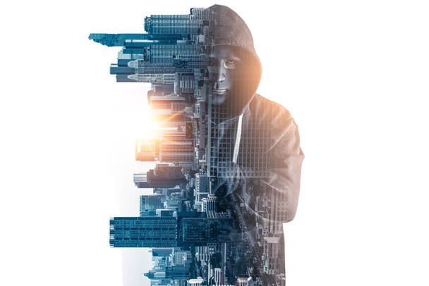 двойная экспозиция изображения хакера, стоящего и накладывающегося на изображение городского пейзажа
  - Фото, изображение