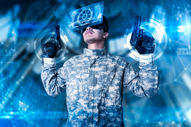 στρατιώτης χρησιμοποιεί γυαλιά εικονικής πραγματικότητας για εκπαίδευση προσομοίωσης μάχης επικαλύπτοντας το ολόγραμμα. την έννοια του εικονικού ολογράμματος, της προσομοίωσης, του παιχνιδιού, του διαδικτύου των πραγμάτων και της μελλοντικής ζωής. - Φωτογραφία, εικόνα