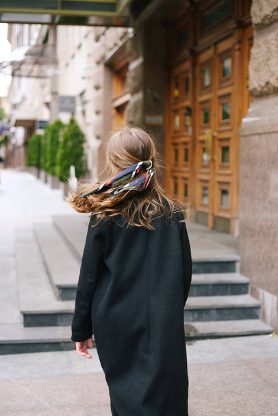 Una chica por detrás. Hermoso pañuelo con patrones de color (azul, verde blanco, rojo) atado en el pelo ondulado. Para el blog. Estilo de vida, estilo de calle
  - Foto, imagen