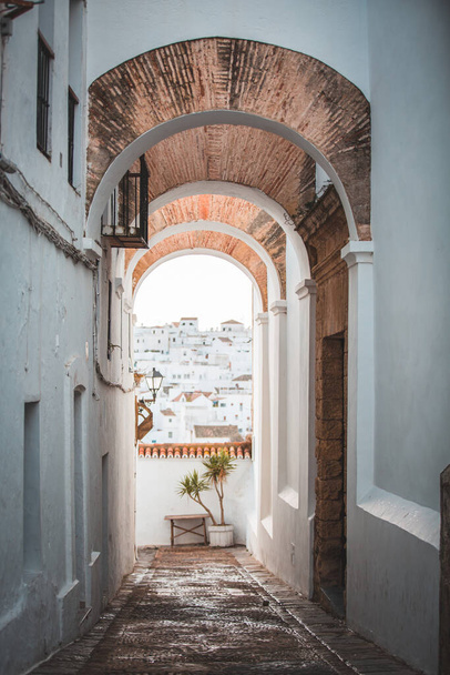 Арка Gate Way, окруженная белыми стенами в Вехер-де-ла-Фронтера, Испания - Фото, изображение