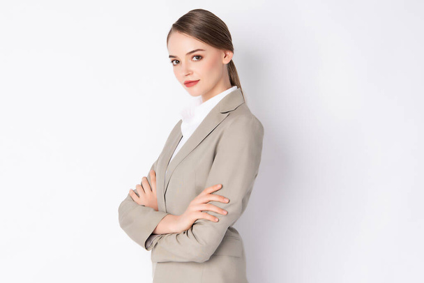 Portrait de jeune belle femme d'affaires sur fond blanc, la femme qui travaille se sent heureuse et confiante avec une tenue intelligente
 - Photo, image