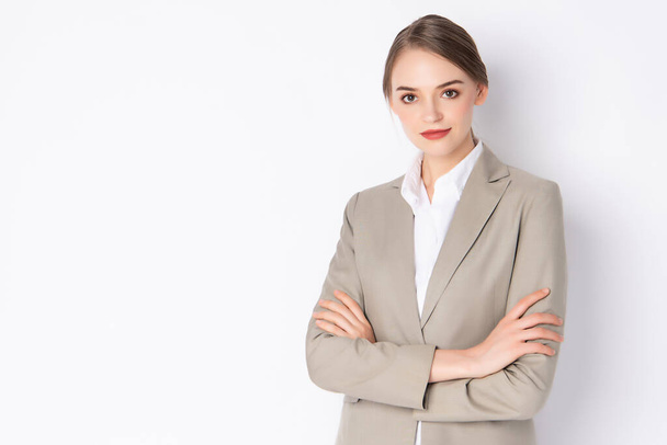 Portrait de jeune belle femme d'affaires sur fond blanc, la femme qui travaille se sent heureuse et confiante avec une tenue intelligente
. - Photo, image