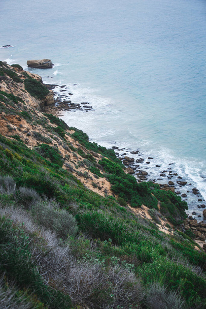 Вид на пляж, хвилі, рослини, скелі в Барбаті, Кадіс, Іспанія, з вершини пагорба - Фото, зображення