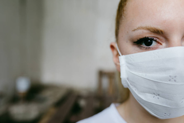 Νεαρή γυναίκα με μάσκα προστασίας του Coronavirus. - Φωτογραφία, εικόνα