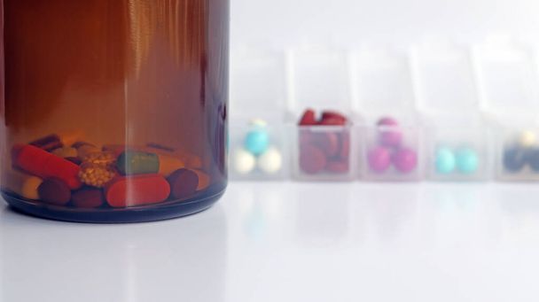 Ferro Fumaraat in de pil doos met tabletten, capsules, vitaminen in bruine fles voor de behandeling van ijzertekort bloedarmoede ziekte, recept medicatie dosering van de arts, geïsoleerd in witte achtergrond. - Foto, afbeelding