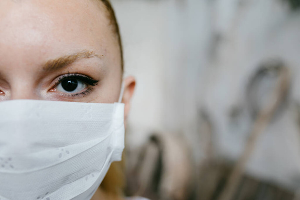 Νεαρή γυναίκα με μάσκα προστασίας του Coronavirus. - Φωτογραφία, εικόνα