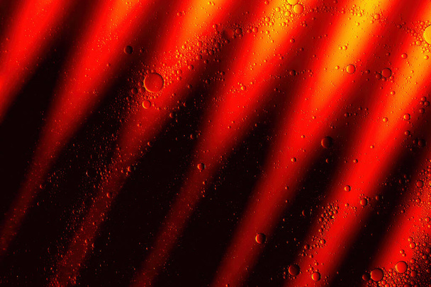 Un dramático abstracto artístico de aceite y agua con rayas rojas negras y doradas
 - Foto, imagen