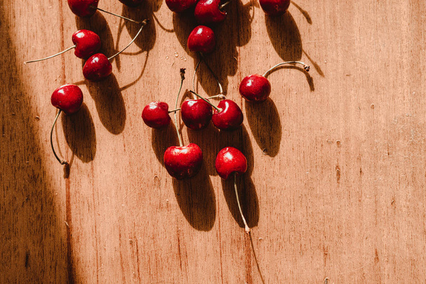 Delicious cherry on a hot sunny day - Fotoğraf, Görsel