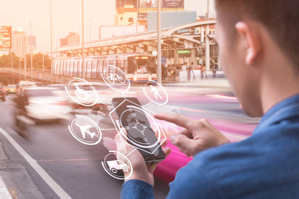 Az üzletember absztrakt képe a hologramra mutat az okostelefonján, és a homályos városkép háttér. a kommunikáció, a közlekedés, a navigáció, a tárgyak internete és az utazás fogalma,. - Fotó, kép