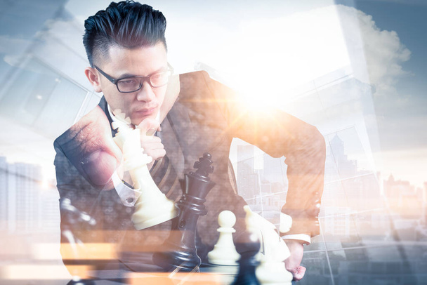 チェスゲームのイメージと白いコピースペースでオーバーレイ思考ビジネスマンの二重露出イメージ。戦略的計画管理情報教育という概念は. - 写真・画像