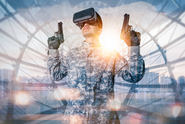 Der Soldat verwendet eine VR-Brille, um Kampfsimulationen mit dem Hologramm zu simulieren. das Konzept des virtuellen Hologramms, der Simulation, des Spielens, des Internets der Dinge und des zukünftigen Lebens. - Foto, Bild