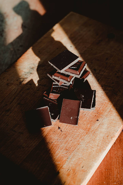 Finom csokoládé az árnyékban egy napsütéses nyári napon - Fotó, kép
