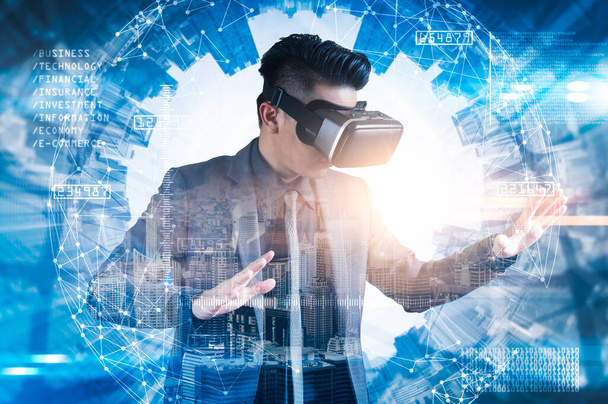 ázsiai üzletember visel virtuális szemüveg futurisztikus háttér, innovációs koncepció  - Fotó, kép