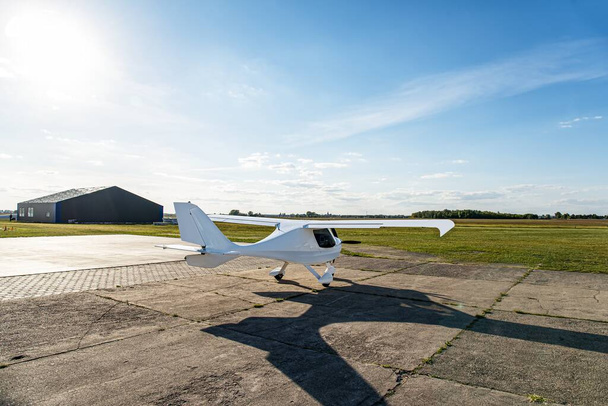 Aviones pequeños con hélice en el estacionamiento. campo de vuelo y muchos aviones en Polonia 10 / 06 / 2020
 - Foto, Imagen