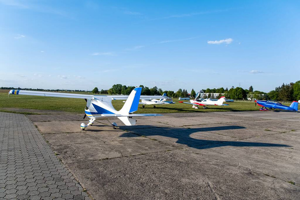 Pequena aeronave com hélice no estacionamento. campo de voo e muitas aeronaves na Polónia 10 / 06 / 2020
 - Foto, Imagem