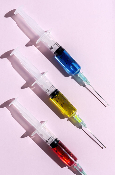 Covid-19- Impfflasche Dosis gegen Coronavirus Nadelspritze, medizinisches Konzept Impfung Hypodermie Injektion Behandlung Krankheit Pflege Krankenhaus Prävention, Immunisierung - Foto, Bild