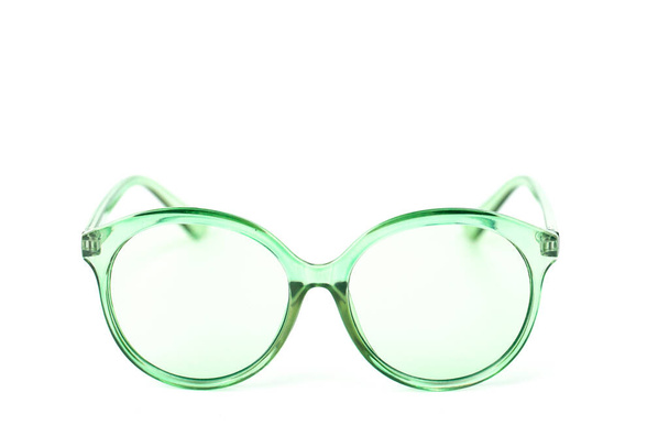 Elegantes gafas hipster en borde de plástico verde con lentes transparentes Vista frontal
 - Foto, imagen