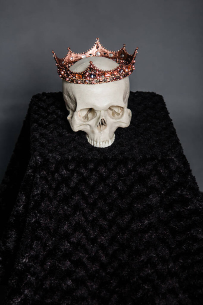 A human skull with a crown lies on the altar. - Φωτογραφία, εικόνα