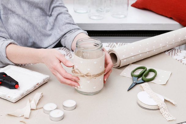 Hoe maak je van effen glazen pot een romantische kandelaar. Stap voor stap, tutorial. - Foto, afbeelding