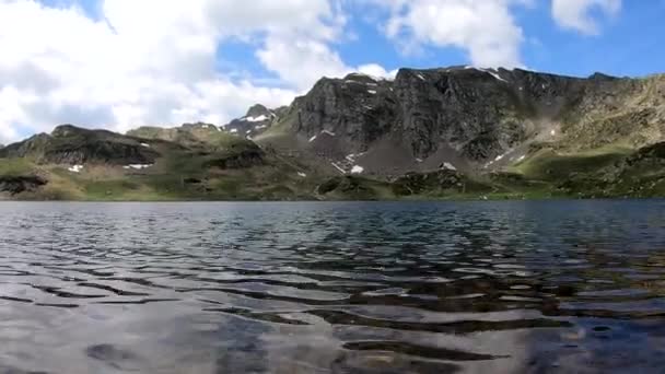 Lac de Gentau dans les Pyrénées françaises. Montagnes, vallée, laggon. - Séquence, vidéo