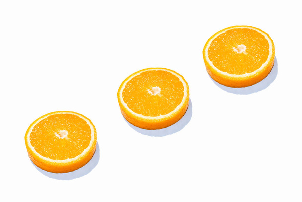 Leikattujen appelsiinien kollaasi. Oranssi valkoisella pohjalla. - Valokuva, kuva