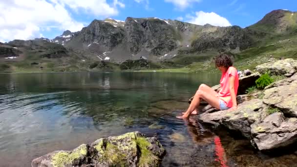 žena turistka a jezero Gentau ve francouzských Pyrenejích. Hory, údolí, Laggon. - Záběry, video