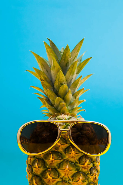 Trendy summer pineapple wearing retro style sunglasses - Valokuva, kuva