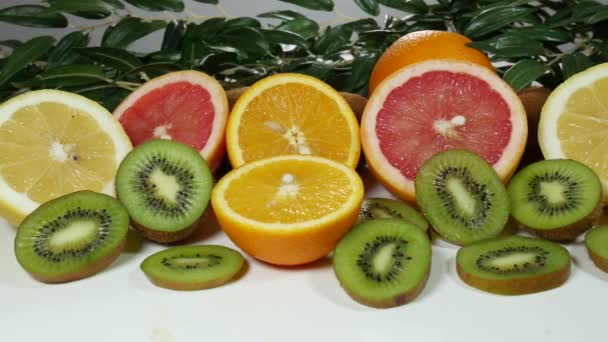  Piękne kolorowe i soczyste owoce cytrusowe na stole - Materiał filmowy, wideo
