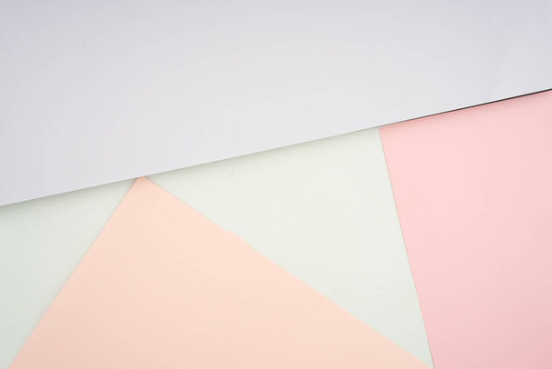 Yumuşak pastel renkli kağıtların yaratıcı düzenlemesi soyut bir arkaplan oluşturuyor - Fotoğraf, Görsel