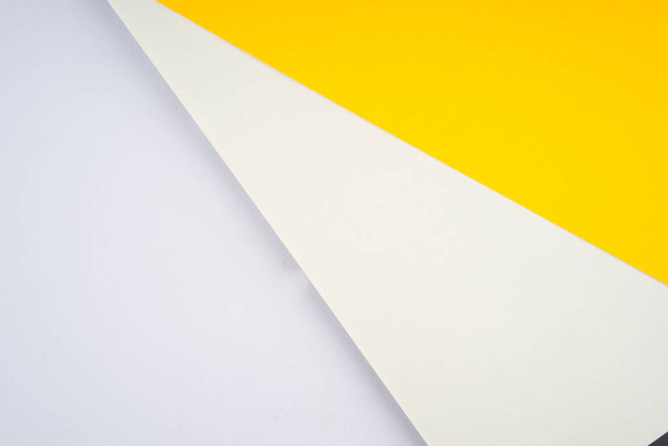 Tvůrčí uspořádání měkkých pastelových barevných papírů vytváří abstraktní pozadí - Fotografie, Obrázek