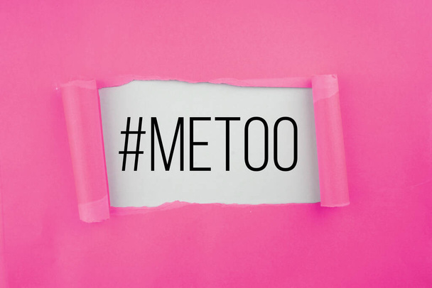 #MeToo, een sociale beweging tegen seksueel geweld of intimidatie en seksisme verspreidt zich wereldwijd - Foto, afbeelding
