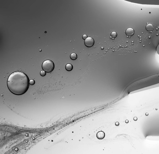 Een macro FOTO van olie- en waterbellen in zwart-wit monochroom - Foto, afbeelding