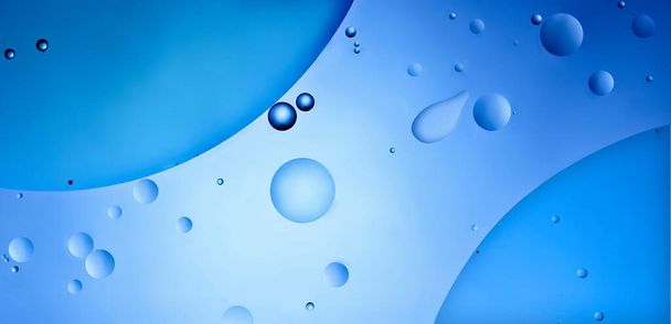 An oil and water bubble abstract macro in blue - Foto, imagen