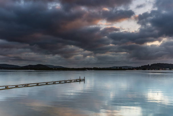 Capturando el amanecer desde Woy Woy Waterfront en la costa central, NSW, Australia
. - Foto, Imagen