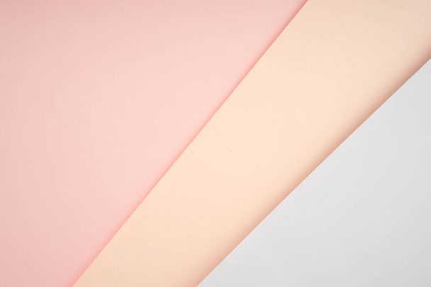 Kreative Anordnung weicher pastellfarbener Papiere, die einen abstrakten Hintergrund schaffen - Foto, Bild