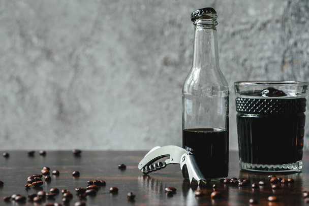 hideg főzet kávé üveg és üveg közelében nyitó és kávébab - Fotó, kép
