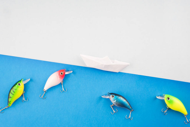 Disposiciones creativas de señuelos wobbler. Señuelo de pesca con anzuelos. Pescado plástico con anzuelos. Vista plana o superior
. - Foto, imagen
