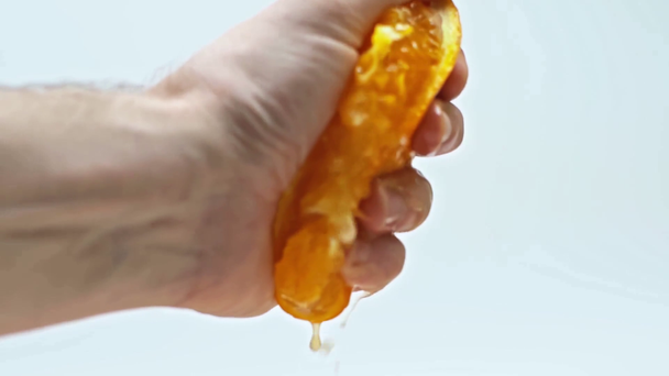 Rallentamento dell'uomo spremendo pezzo di arancia isolato su bianco
 - Filmati, video