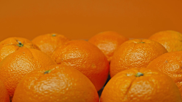 Widok człowieka biorącego pomarańczę i odizolowanego od pomarańczy - Materiał filmowy, wideo