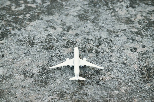 Vista superior de un avión modelo blanco despega de la pista con un espacio de copia. Concepto de viajes y vacaciones
 - Foto, imagen