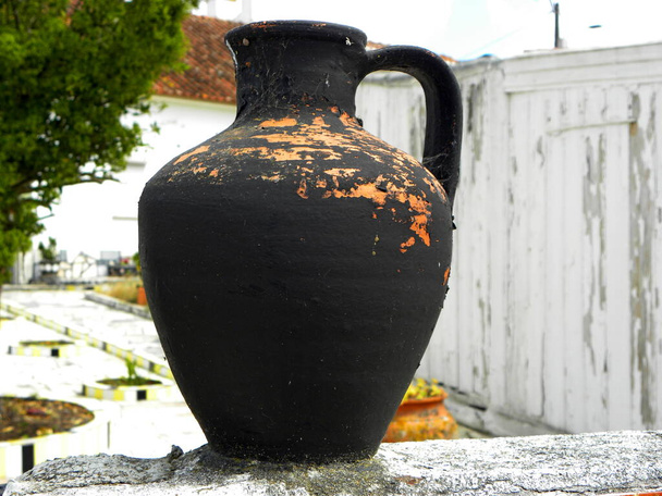 Vieille cruche en argile de couleur noire. Pot en céramique noire
. - Photo, image