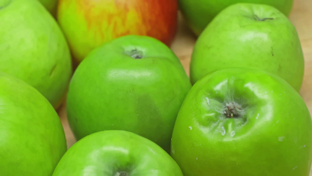 Close up zicht op verse appels op houten ondergrond - Video