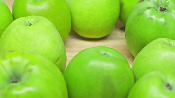 Selektiver Fokus des Menschen, der Apfel nimmt und auf Holzoberfläche legt - Filmmaterial, Video