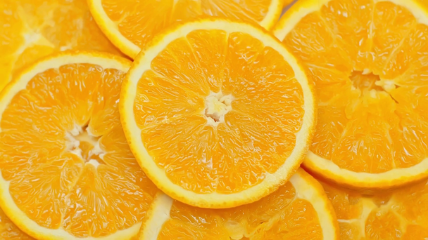 Horní pohled na točené plátky čerstvé pomeranče - Záběry, video