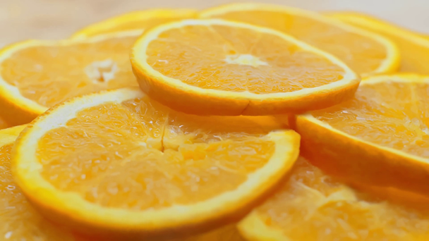 Selektivní zaměření točících se plátků šťavnaté pomeranče - Záběry, video