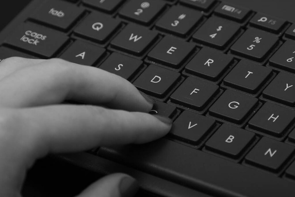 Руки печатают с помощью клавиатуры ПК близко к изолированному
 - Фото, изображение