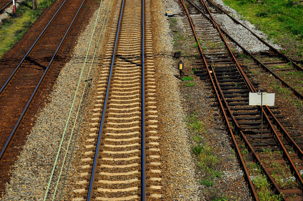 Infraestructura ferroviaria en un día de verano. Pistas, rieles, alambres y semáforos
. - Foto, Imagen